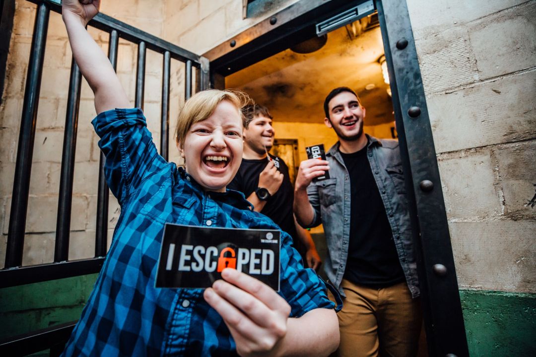 Bartender pouring a pint of Dangerous Man beer at the brewery